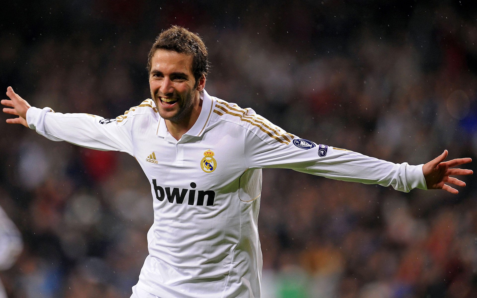 赛道上的血色浪漫，塞恩斯绝境领航，阿斯顿马丁终局逆袭迈凯伦